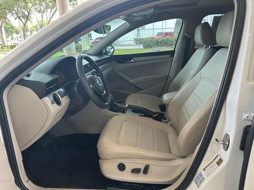 Pure White 2022 Volkswagen Passat 2.0T SE
