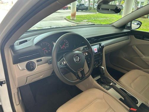 Pure White 2022 Volkswagen Passat 2.0T SE