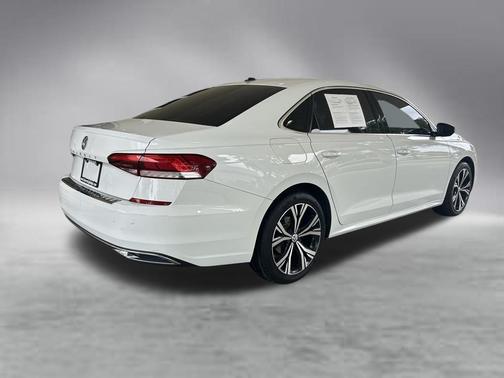 Pure White 2022 Volkswagen Passat 2.0T SE