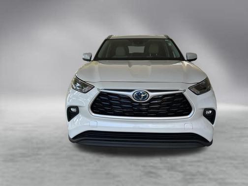 Pearl 2024 Toyota Highlander Hybrid XLE