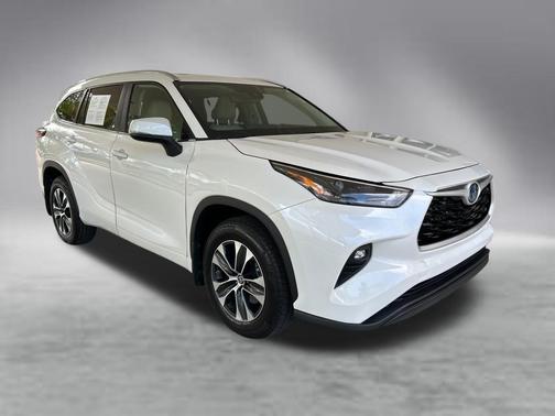 Pearl 2024 Toyota Highlander Hybrid XLE