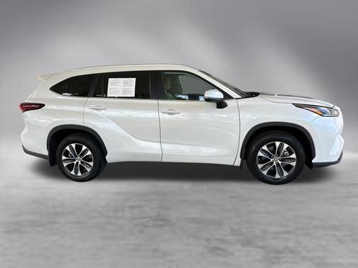 Pearl 2024 Toyota Highlander Hybrid XLE