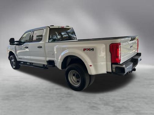 Oxford White 2025 Ford F-350 XLT