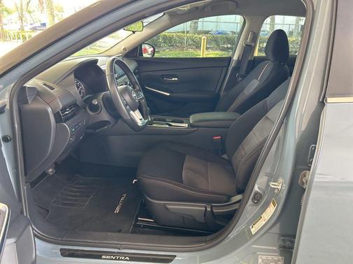 2t Gry Blk Roof 2024 Nissan Sentra SR