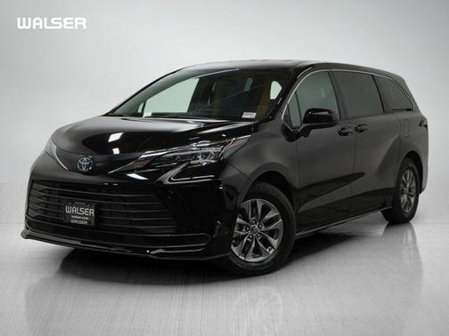 2025 Toyota Sienna LE
