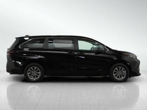 2025 Toyota Sienna LE