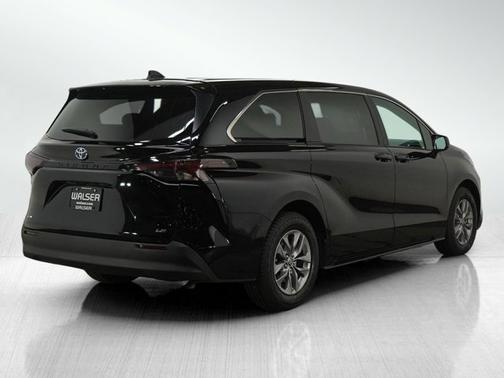 2025 Toyota Sienna LE