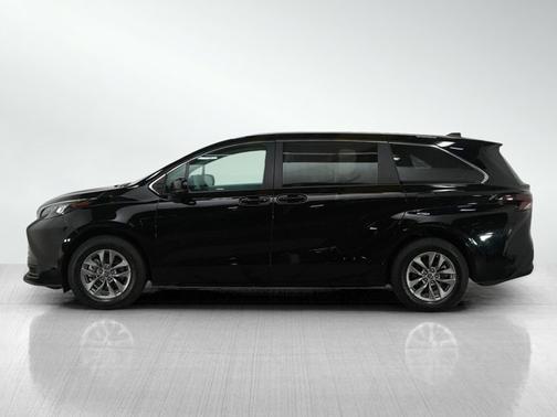 2025 Toyota Sienna LE