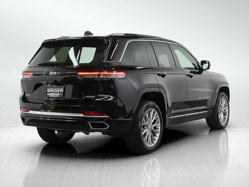 Diamond Black Crystal Pearlcoat 2022 Jeep Grand Cherokee Summit