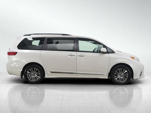 2020 Toyota Sienna XLE