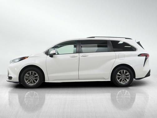 2022 Toyota Sienna LE