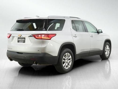 Silver Ice Metallic 2018 Chevrolet Traverse LT Cloth