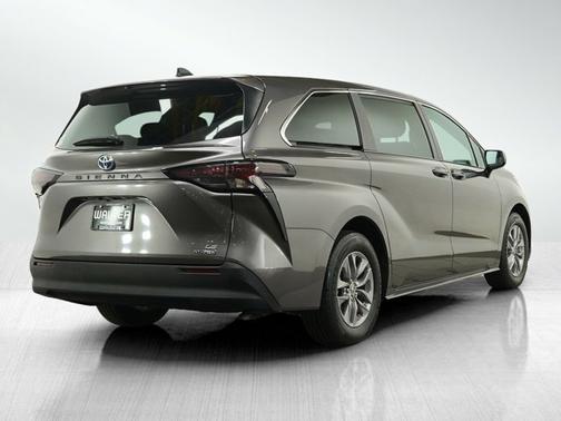 2024 Toyota Sienna LE