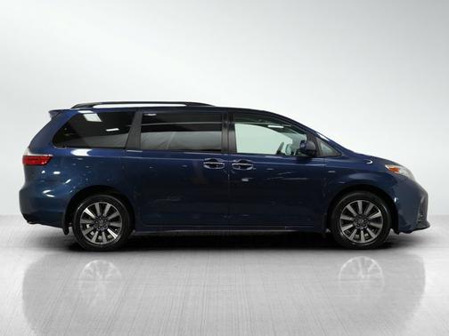 2020 Toyota Sienna XLE