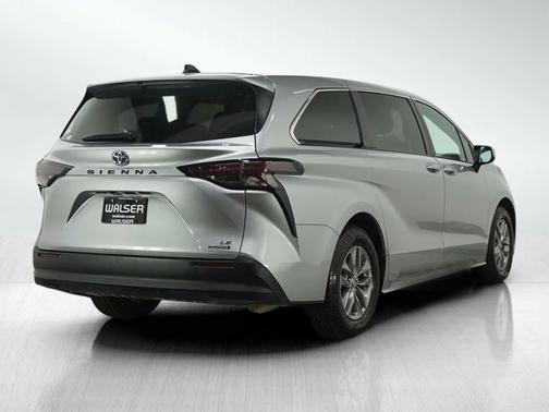 2024 Toyota Sienna LE