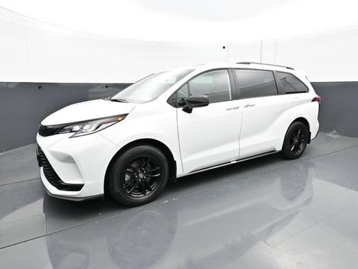 White 2025 Toyota Sienna XSE