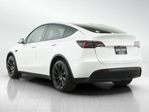 Pearl White Multi-Coat 2023 Tesla Model Y Long Range