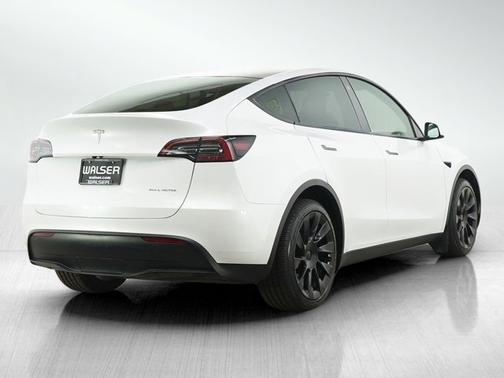 Pearl White Multi-Coat 2023 Tesla Model Y Long Range