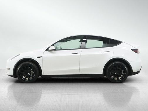 Pearl White Multi-Coat 2023 Tesla Model Y Long Range