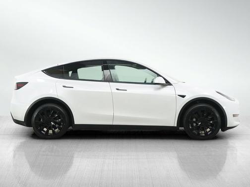 Pearl White Multi-Coat 2023 Tesla Model Y Long Range