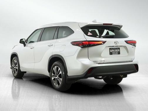 Wind Chill Pearl 2025 Toyota Highlander Hybrid XLE