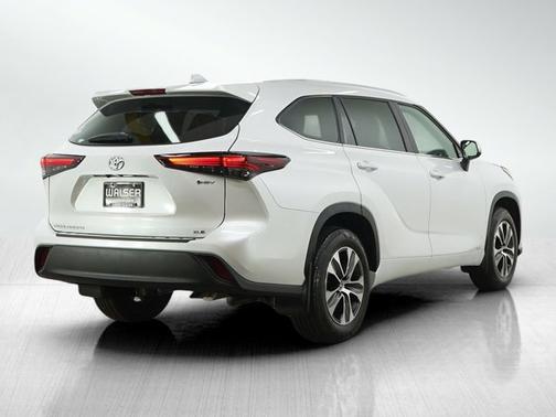 Wind Chill Pearl 2025 Toyota Highlander Hybrid XLE