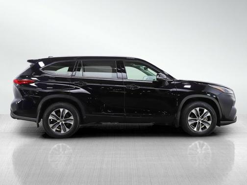 Midnight Black Metallic 2022 Toyota Highlander XLE