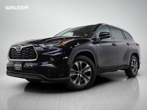 Midnight Black Metallic 2022 Toyota Highlander XLE