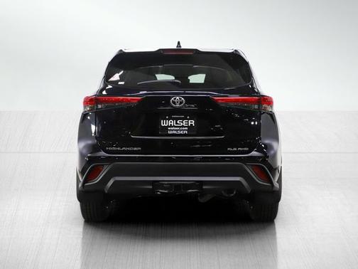 Midnight Black Metallic 2022 Toyota Highlander XLE
