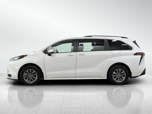 White 2022 Toyota Sienna LE