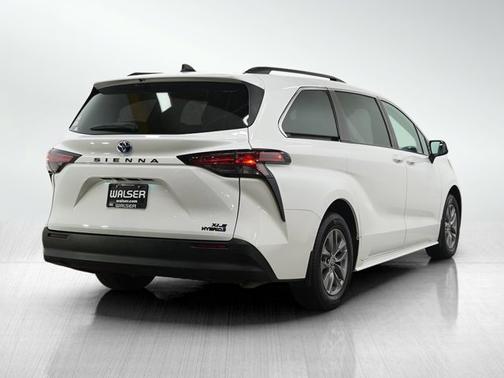 White 2022 Toyota Sienna LE
