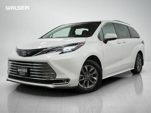 White 2022 Toyota Sienna LE