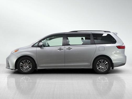 2020 Toyota Sienna XLE
