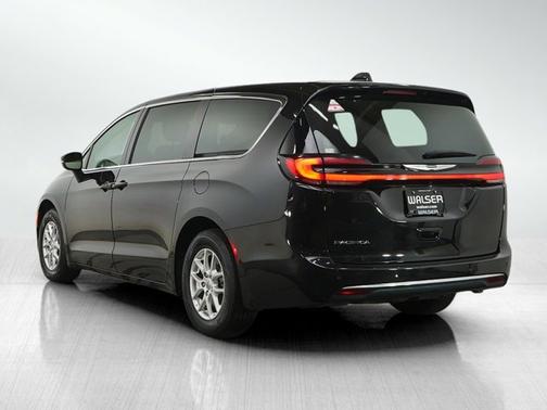 Brilliant Black Crystal Pearlcoat 2023 Chrysler Pacifica Touring L