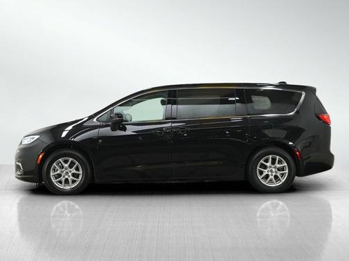 Brilliant Black Crystal Pearlcoat 2023 Chrysler Pacifica Touring L