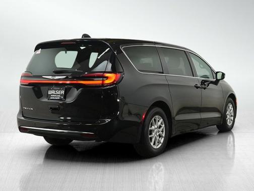 Brilliant Black Crystal Pearlcoat 2023 Chrysler Pacifica Touring L