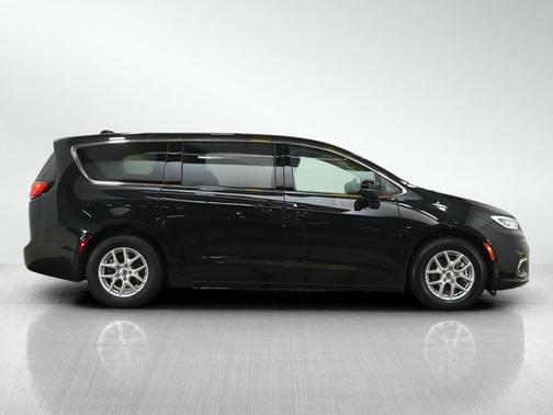 Brilliant Black Crystal Pearlcoat 2023 Chrysler Pacifica Touring L