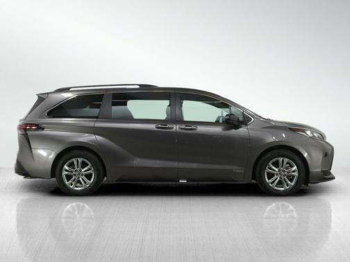 2021 Toyota Sienna XSE 7 Passenger