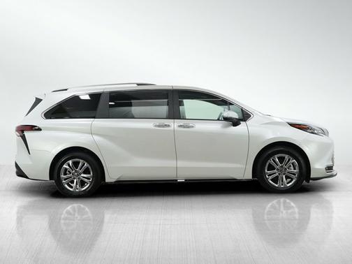 2024 Toyota Sienna Platinum
