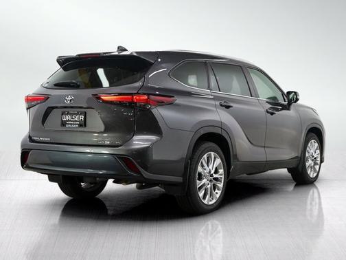 Magnetic Gray Metallic 2024 Toyota Highlander Limited