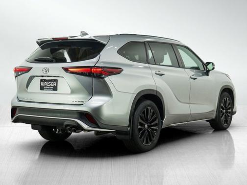 Magnetic Gray Metallic 2024 Toyota Highlander XSE