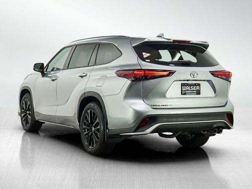 Magnetic Gray Metallic 2024 Toyota Highlander XSE