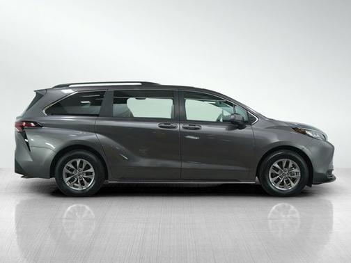 2021 Toyota Sienna LE 8 Passenger