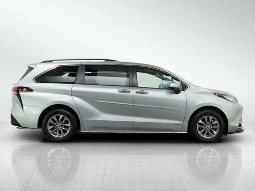Celestial Silver Metallic 2021 Toyota Sienna XLE