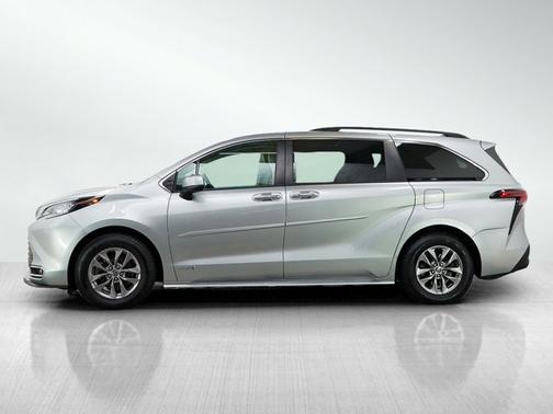 Celestial Silver Metallic 2021 Toyota Sienna XLE
