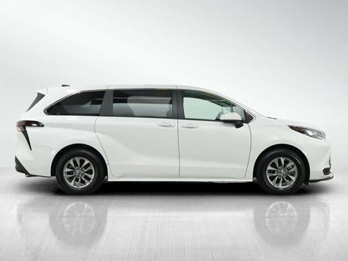 2023 Toyota Sienna LE