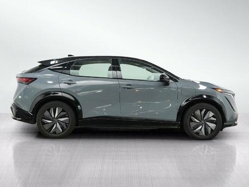 Boulder Gray Pearl/Black Diamond Pearl 2024 Nissan ARIYA EVOLVE+