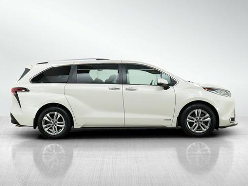 Blizzard Pearl 2021 Toyota Sienna Limited 7-Passenger