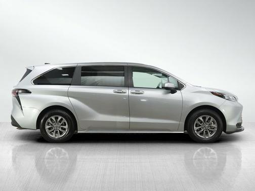 2024 Toyota Sienna LE