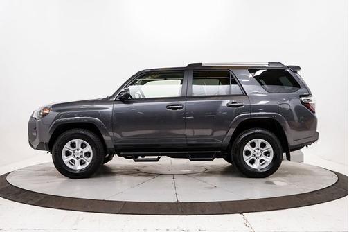 Photo 4 of 34 of 2021 Toyota 4Runner SR5 Premium